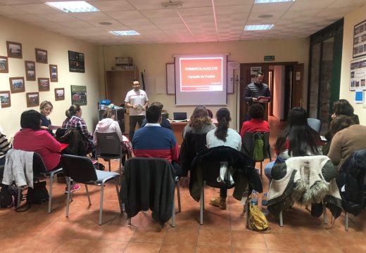 Veciños e veciñas aprenden primeiros auxilios nun curso organizado pola Cruz Vermella da Coruña en colaboración co Concello de Frades